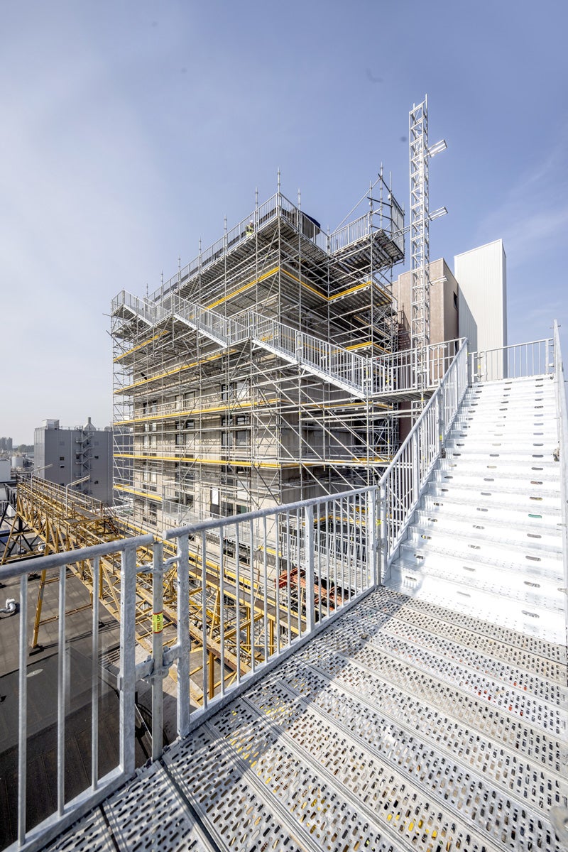 Opstelling van PERI UP Flex Steigers en PERI UP Public Stairs bij de herontwikkeling van de NPF-toren, waar The Chocolate Factory wordt gerealiseerd.