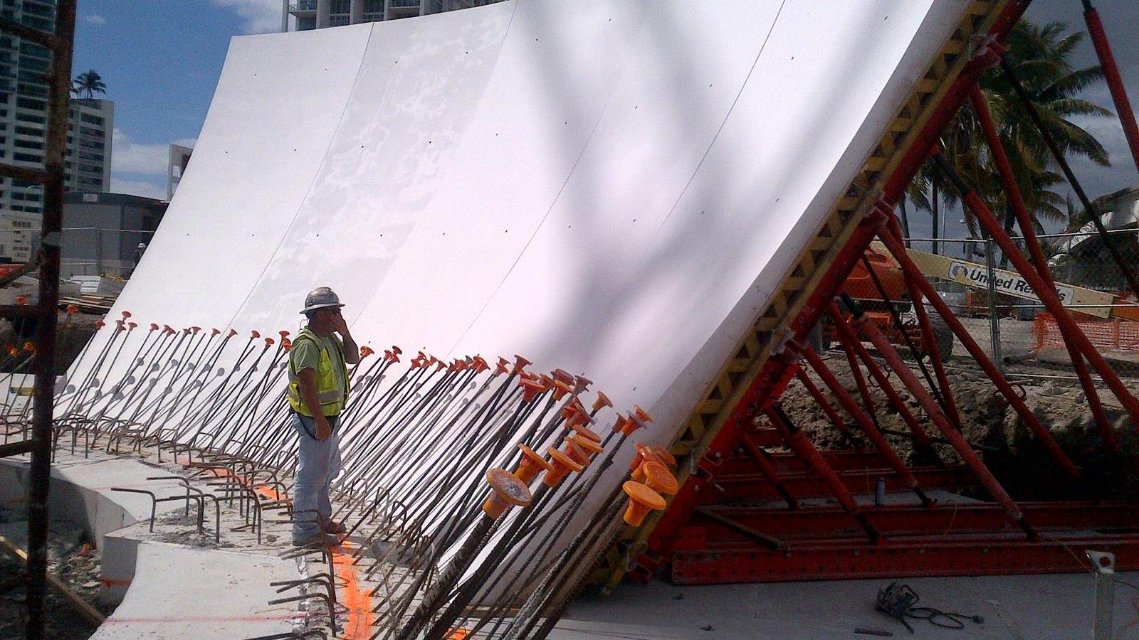 VARIO forms with a fiberglass formlining mounted on a VARIOKIT structure.