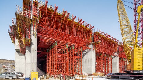 The slab above the tubes is over 4.00 m thick and is constructed using several concreting steps. The high loads call for a long formwork utilization period, customized formwork units and heavy duty shoring towers.