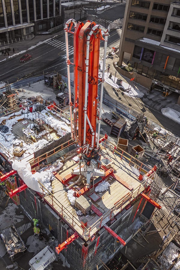 Especially for use in high-rise building cores with medium to large dimensions, PERI has developed a core self-climbing formwork with a very high load-bearing capacity, all-round safety features and a continuous climbing procedure. 