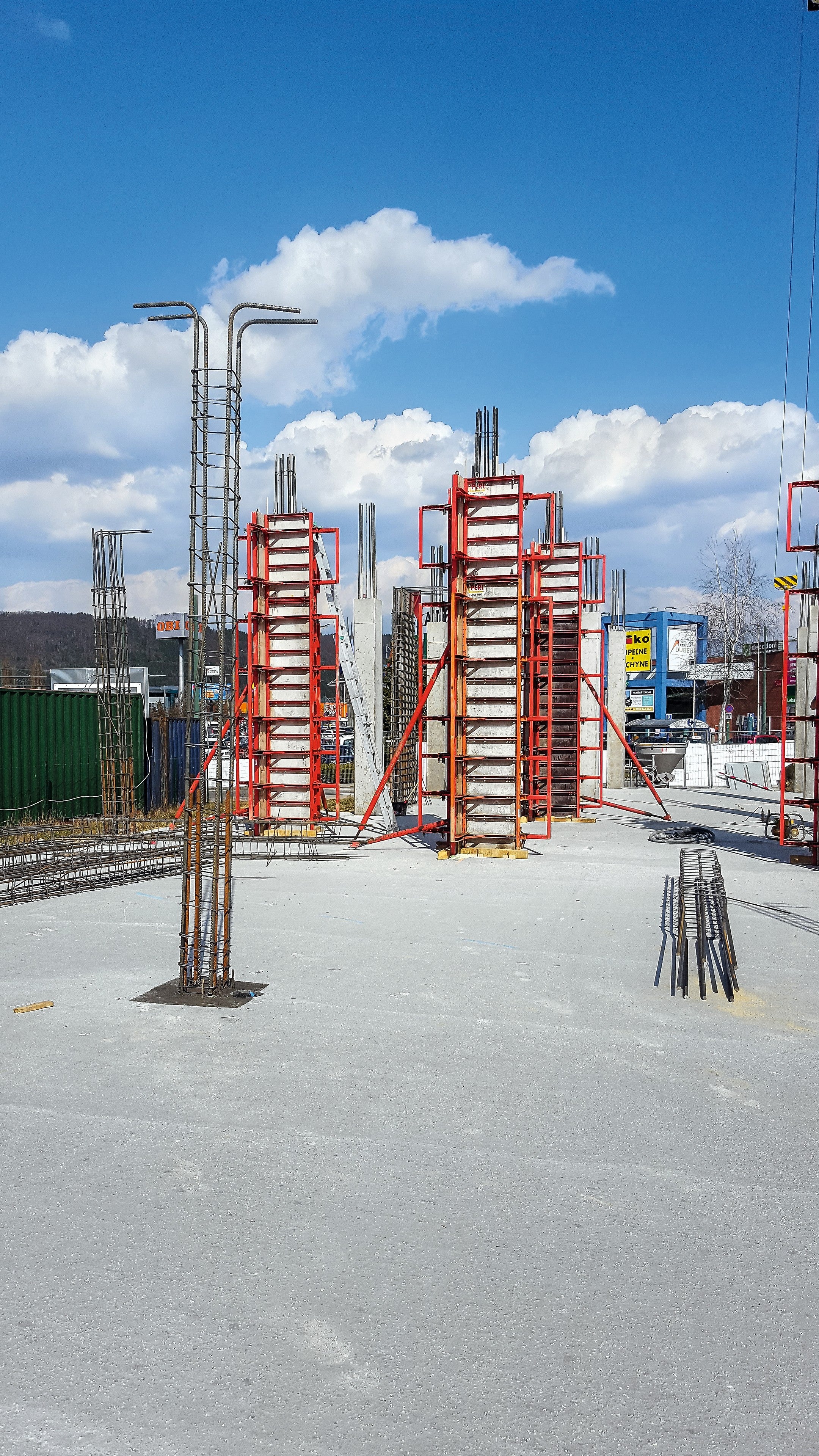 Stĺpy so štvorcovým a obdĺžnikovým prierezom rástli pomocou systému QUATTRO, ktoré sa dá premiestňovať jedným zdvihom žeriava.