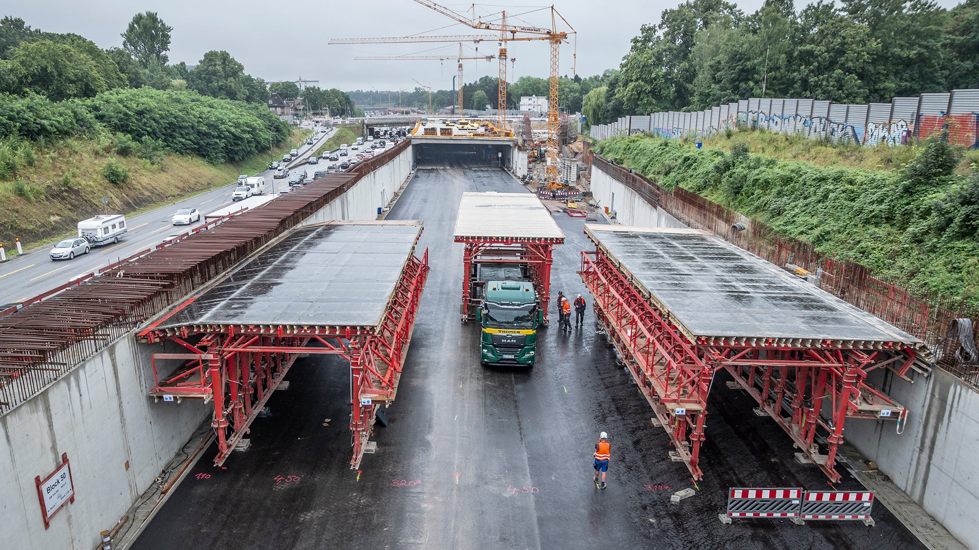 Insgesamt fünf verfahrbare Tunnelschalwagen VTC arbeiten für die aufgelöste Bauweise parallel.