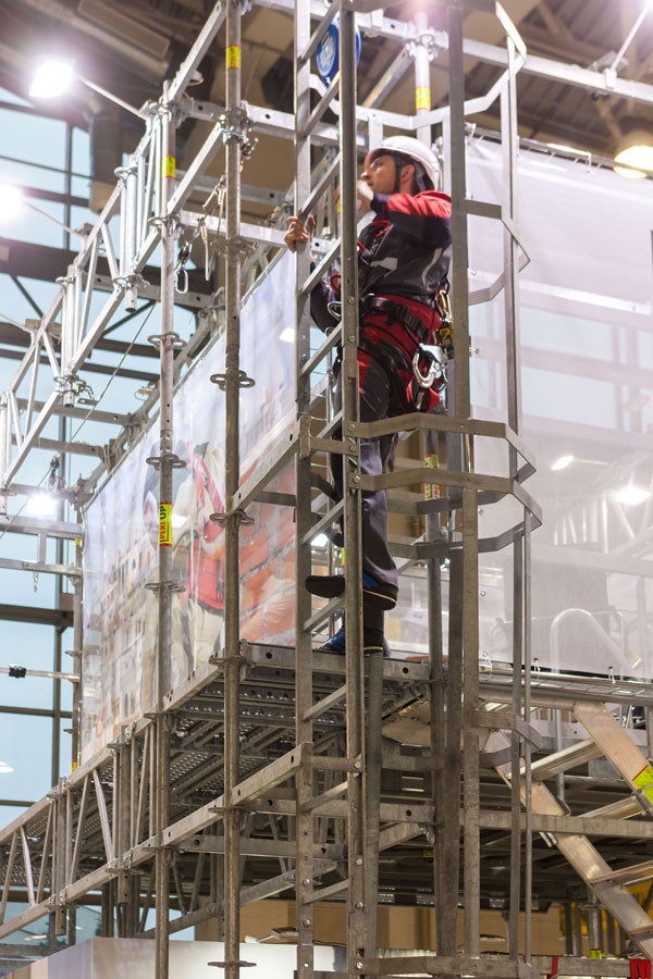 Учебно-тренировочный полигон площадью 25 кв м собран из модульных лесов PERI в одном из павильонов парка ВДНХ. Универсальная конструкция из модульных лесов PERI обеспечила полную безопасность посетителей стенда, а также возможность демонстрации преимуществ продуктов компании Safe-Tec. На фото подъем по вертикальной лестнице со страховочной привязь CANYON и средством защиты втягивающего типа Skyver.