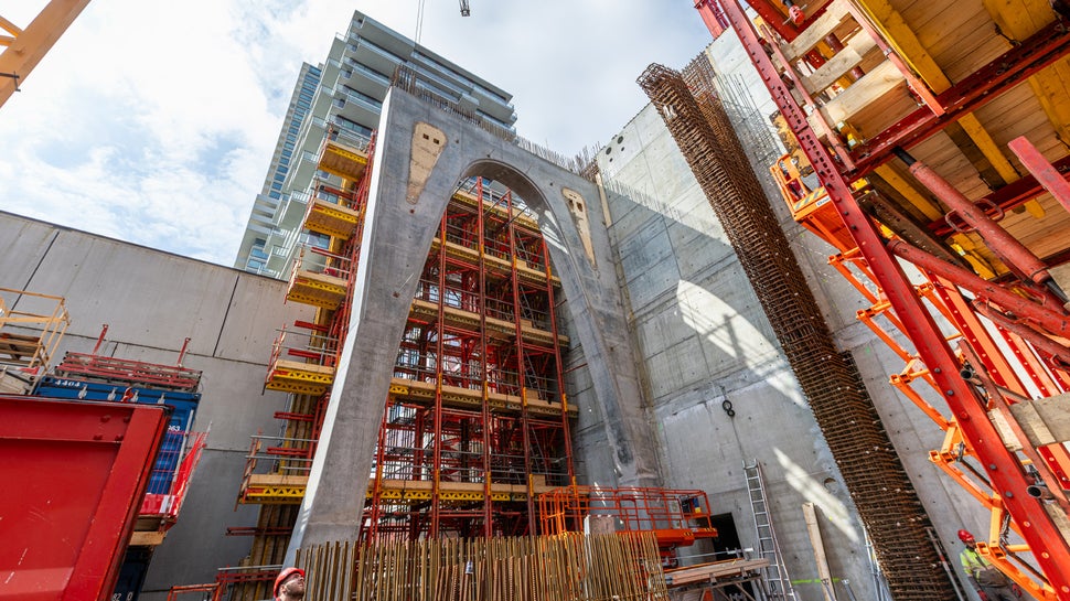 De enorm hoge kolommen in de plint vormen letterlijk en figuurlijk het fundament van dit markante ontwerp en zijn niet alleen constructief, maar ook esthetisch bepalend.