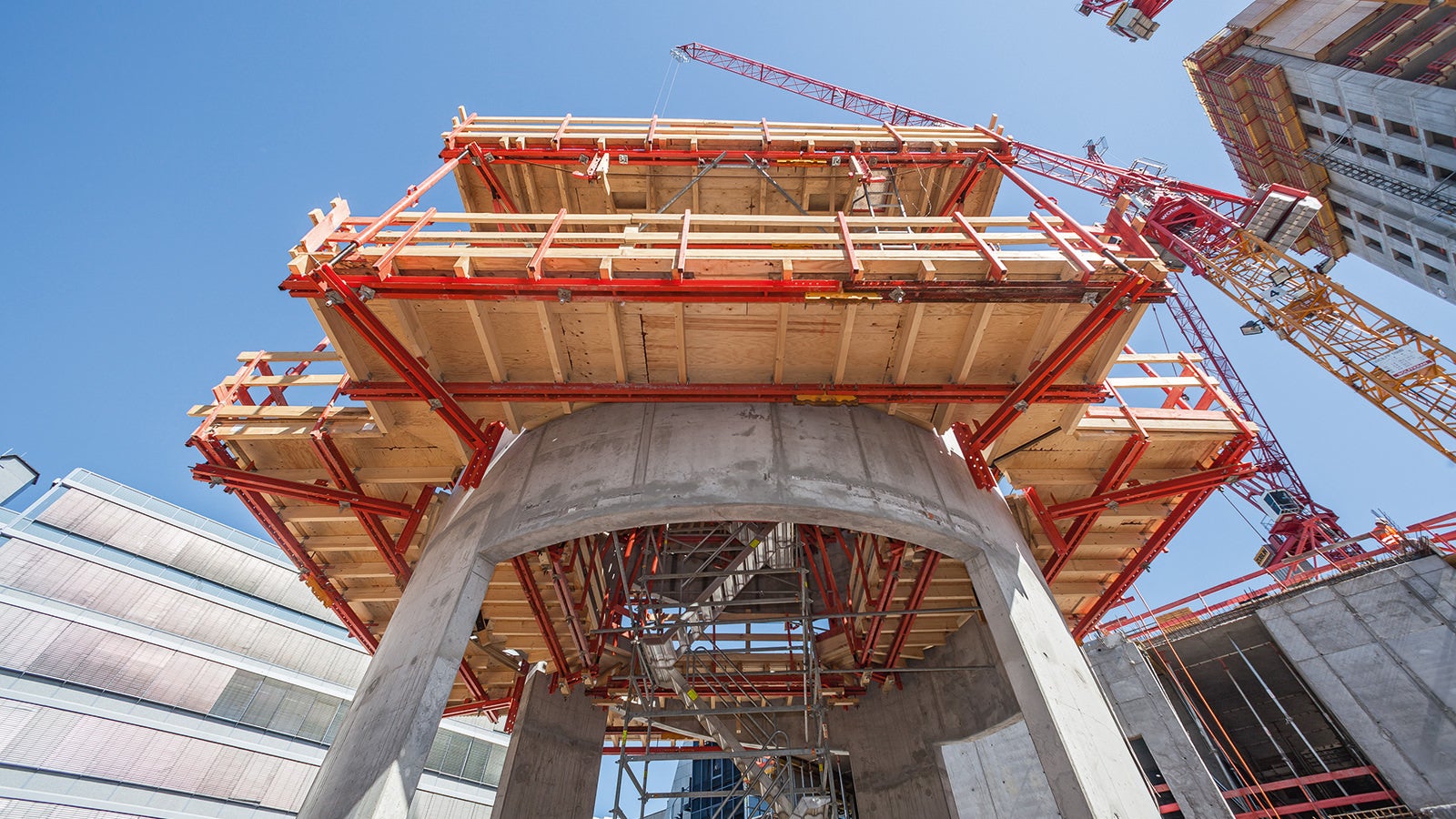 The execution of the base floors, including the six-storey spiral ramp, took place at the same time as the high-rise construction. This accelerated construction process but also required special consideration in the formwork and scaffolding planning phase as well as the site logistics.