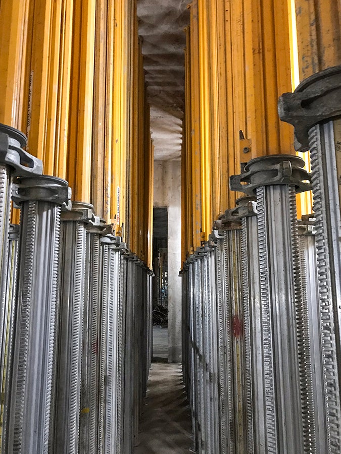Compared with tubular steel slab props, the aluminium MULTIPROP carries significantly higher loads whilst, at the same time, has a very low dead weight.
