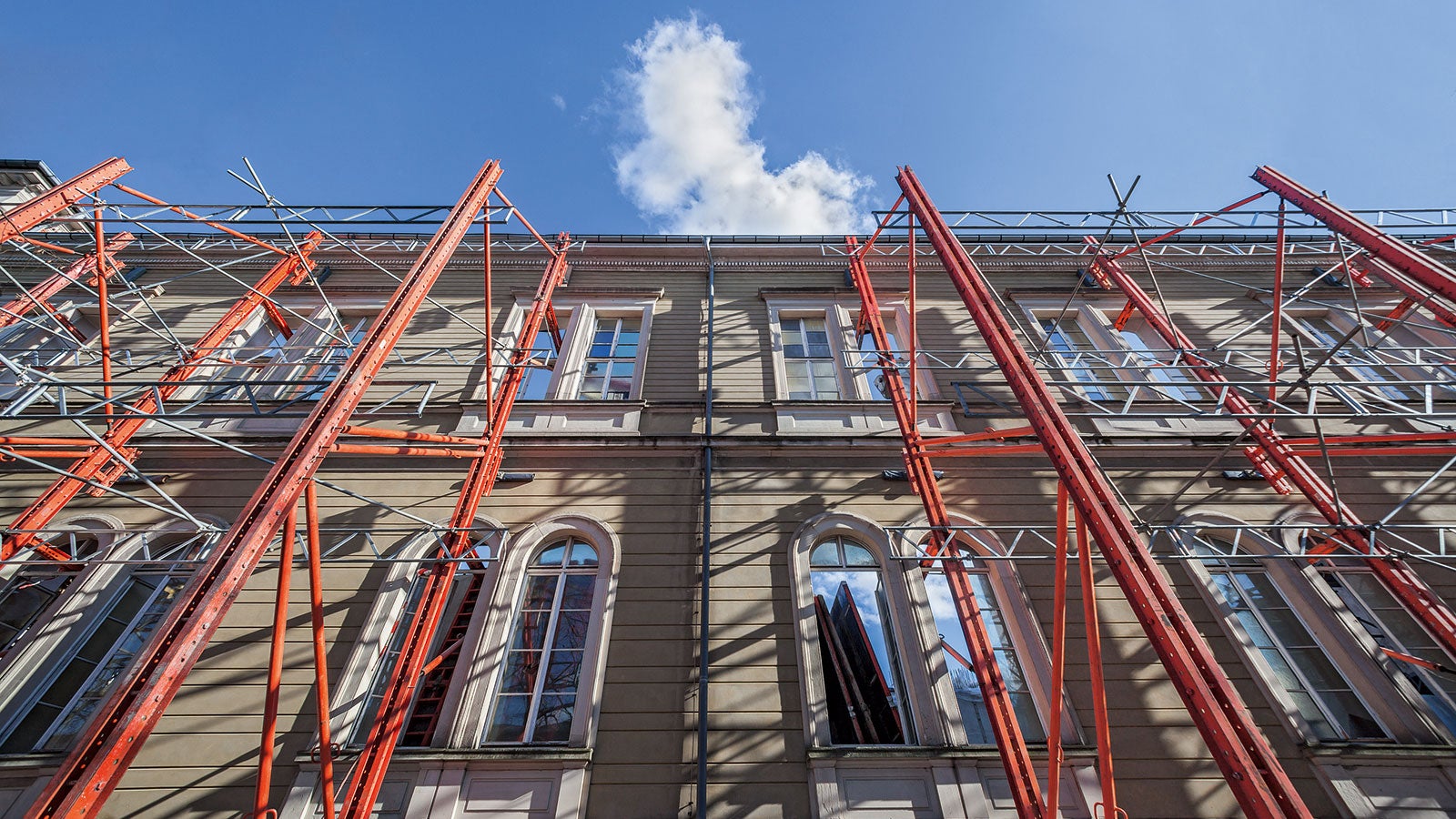 The Natural History Museum in Karlsruhe is currently undergoing extensive restoration work. The old facade remains and is safely supported throughout by a construction consisting of PERI VARIOKIT system components.