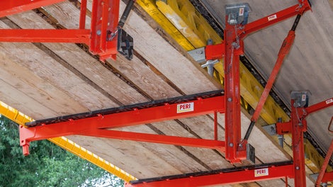 Die VARIOKIT Konsolen sind von unten am Kragarm fixiert.