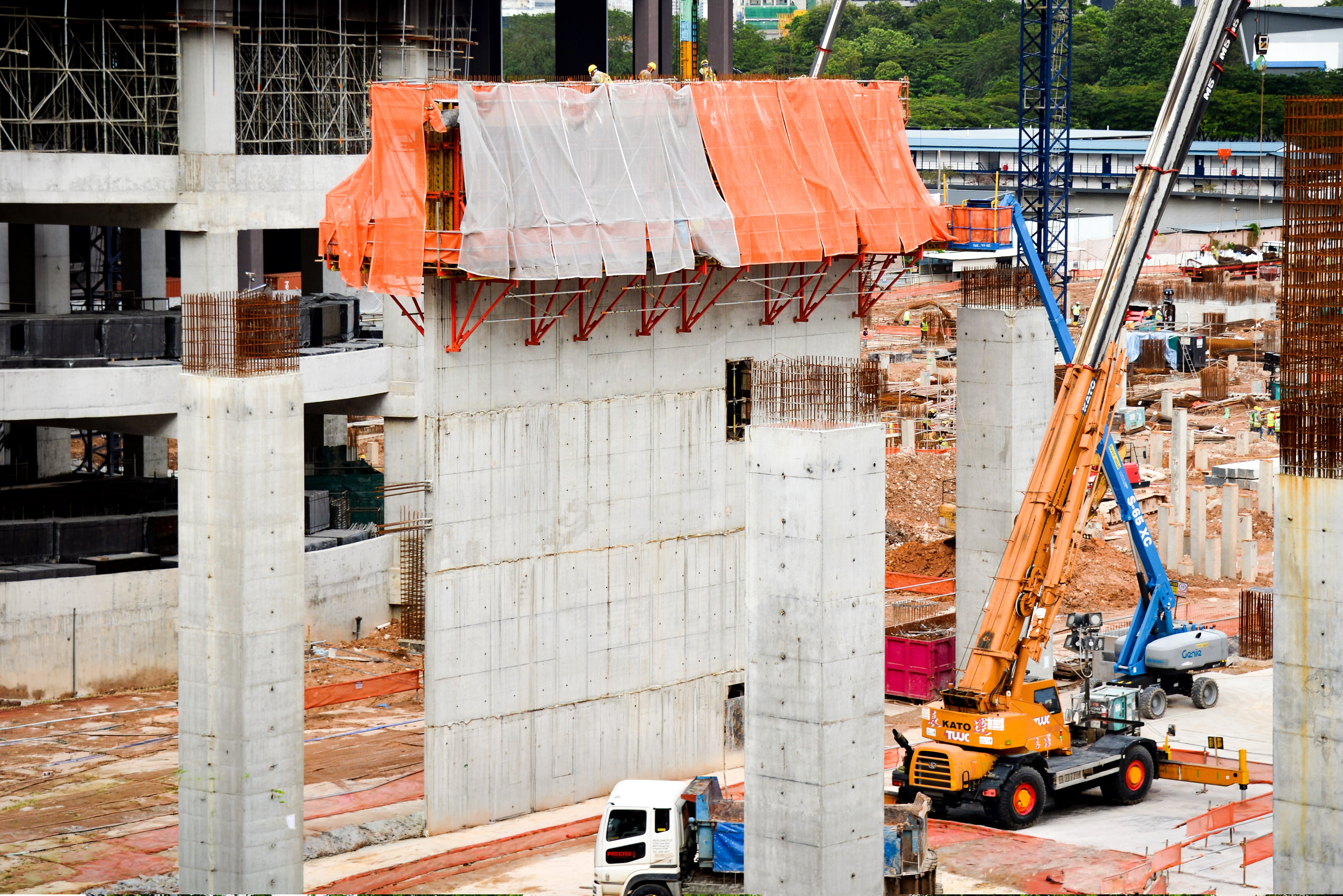 Casting in progress for the required 74 meter-high corewall