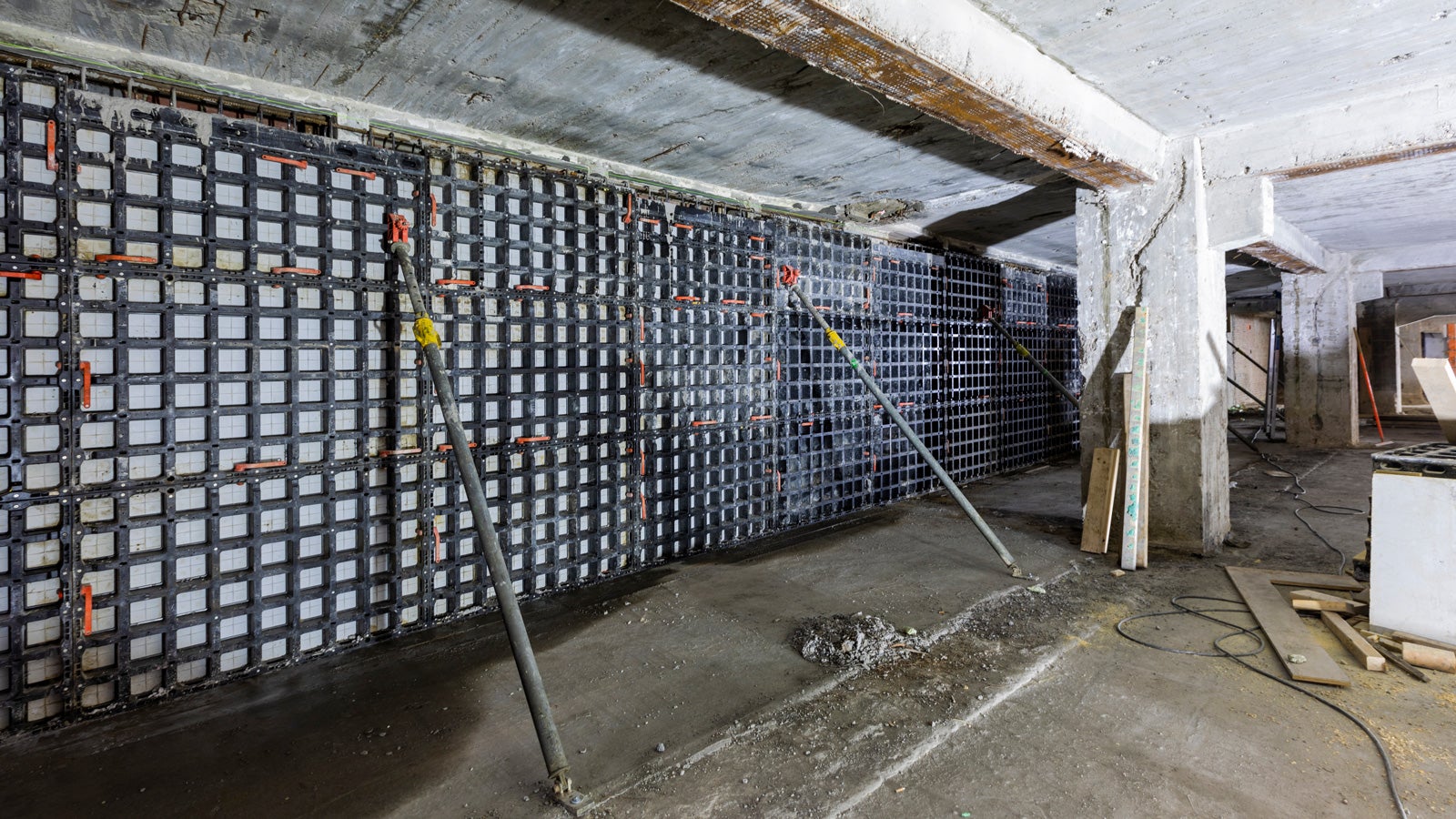 In de moeilijk bereikbare kelder is het handzame en lichtgewicht PERI DUO bekistingssysteem toegepast ten behoeve van de enkelzijdige wand.