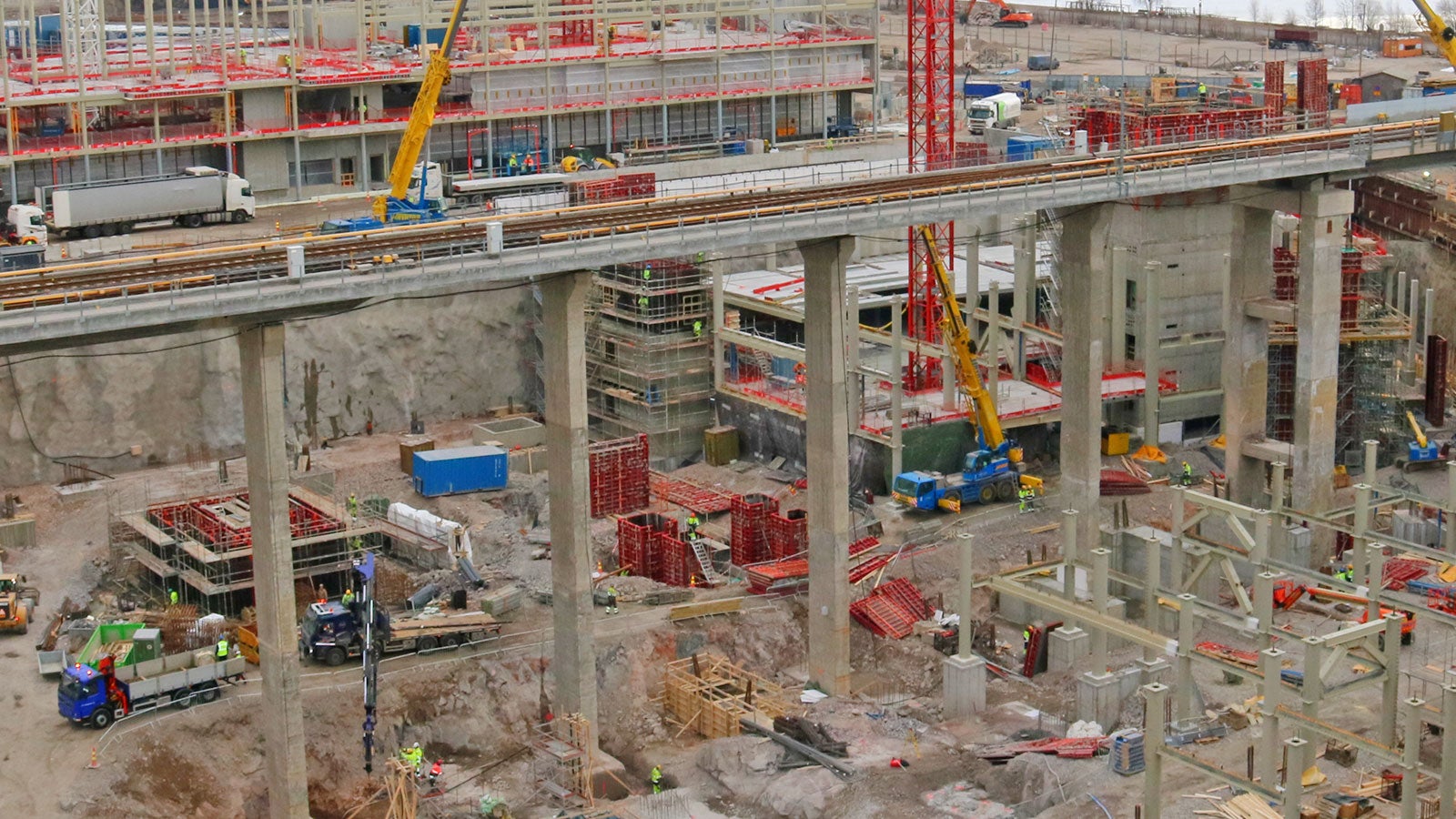 Redi rakentuu metroaseman viereen Itäväylän tuntumaan - rakentaminen alkoi Itäväylän eteläpuolelta.