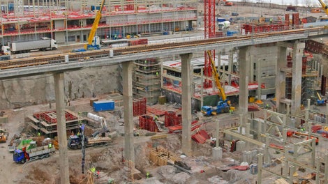 Redi rakentuu metroaseman viereen Itäväylän tuntumaan - rakentaminen alkoi Itäväylän eteläpuolelta.