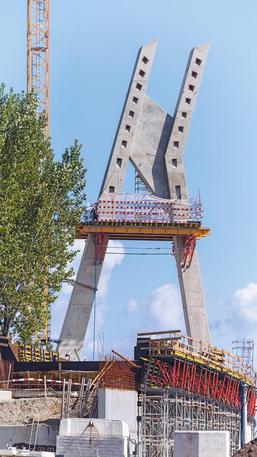 As part of the Krakow metropolitan railway system (KST) expansion, a 40 m high asymmetrical viaduct pylon was erected in the second phase of construction, featuring a combined A and H geometry. At 2/3 of the pylon height, horizontally suspended SB brace frames were used. These formed a load-bearing intermediate platform for the crossbeam, a technological platform for the reinforcement materials as well as, in the final phase, a sub-construction for the scaffolding in order to install the stay cables. The PERI comprehensive solution allowed short concreting cycles with the highest possible safety standards.