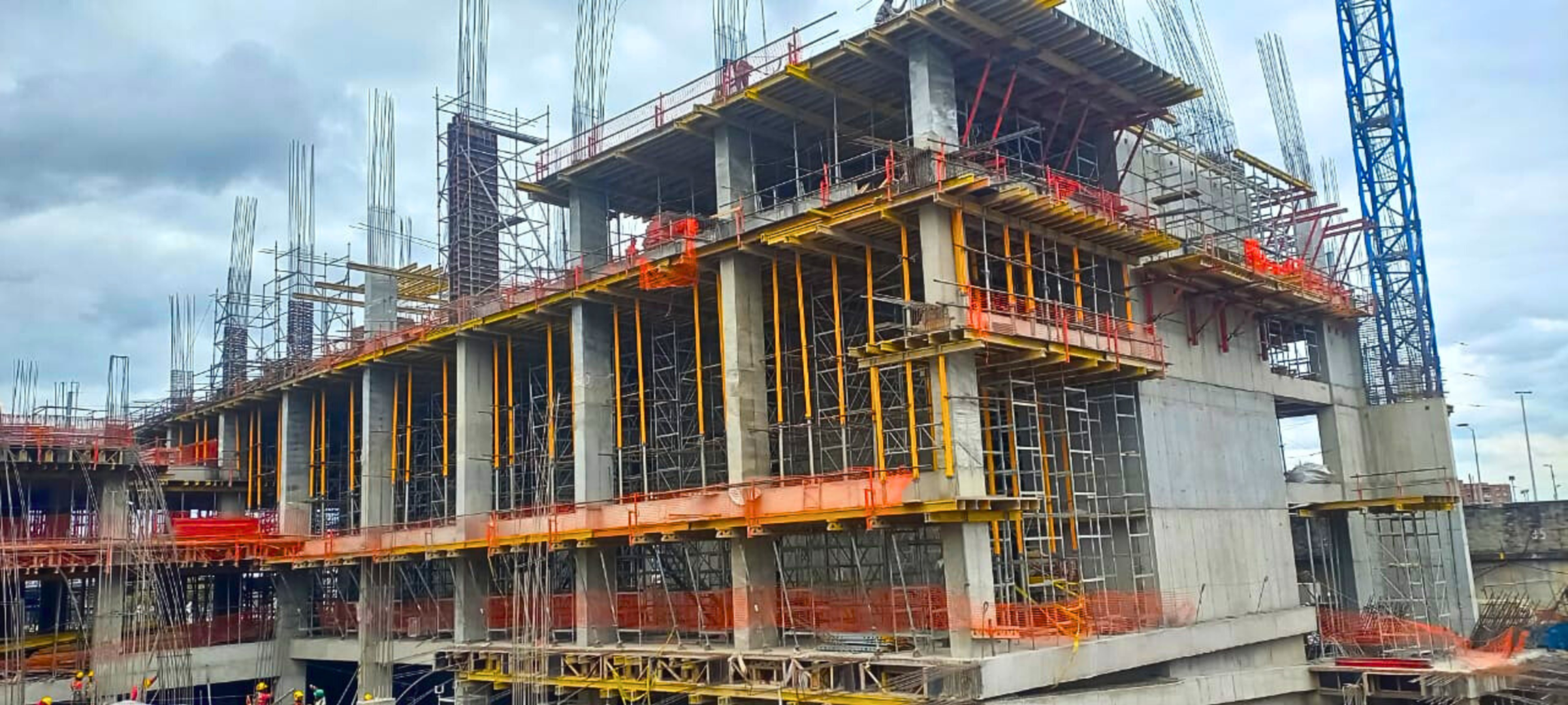 Torres de carga ST-100 en conjunto con Puntales MULTIPROP y encofrado para losas MULTIFLEX.