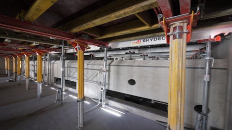 Réalisation des dalles des bassins : Skydeck avec tables