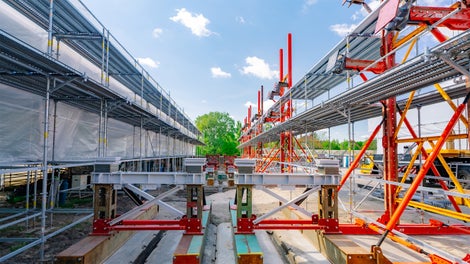 Elementy mostu w Tromsø powstały w Polsce – w stoczni jachtowej w Szczecinie – przy użyciu rusztowań PERI UP i systemu VARIOKIT. 