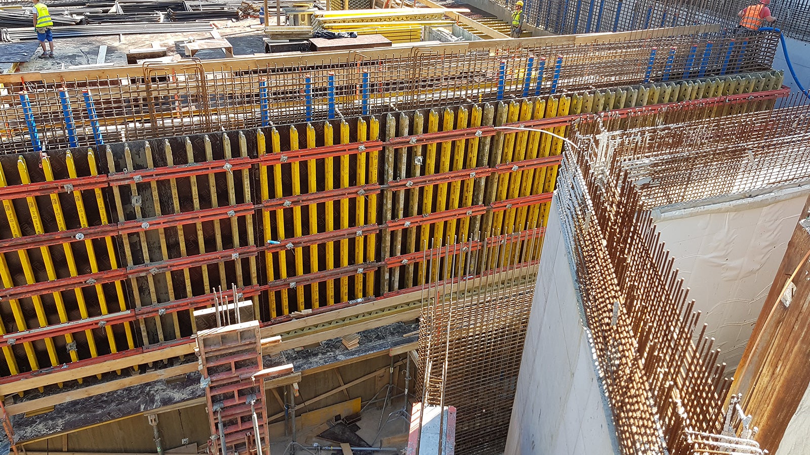 Deskowanie VARIO GT 24 dla architektonicznych ścian pochylni w części wystawowej muzeum.