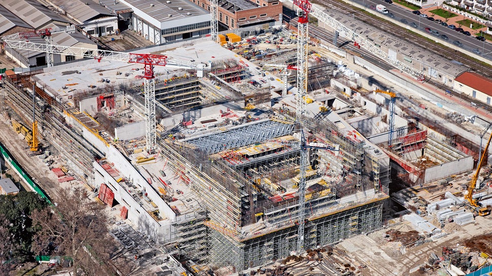 该项目包括一个可容纳1800名观众的歌剧院，一个可容纳1100名音乐爱好者的音乐厅，以及拥有2000个坐席的剧院