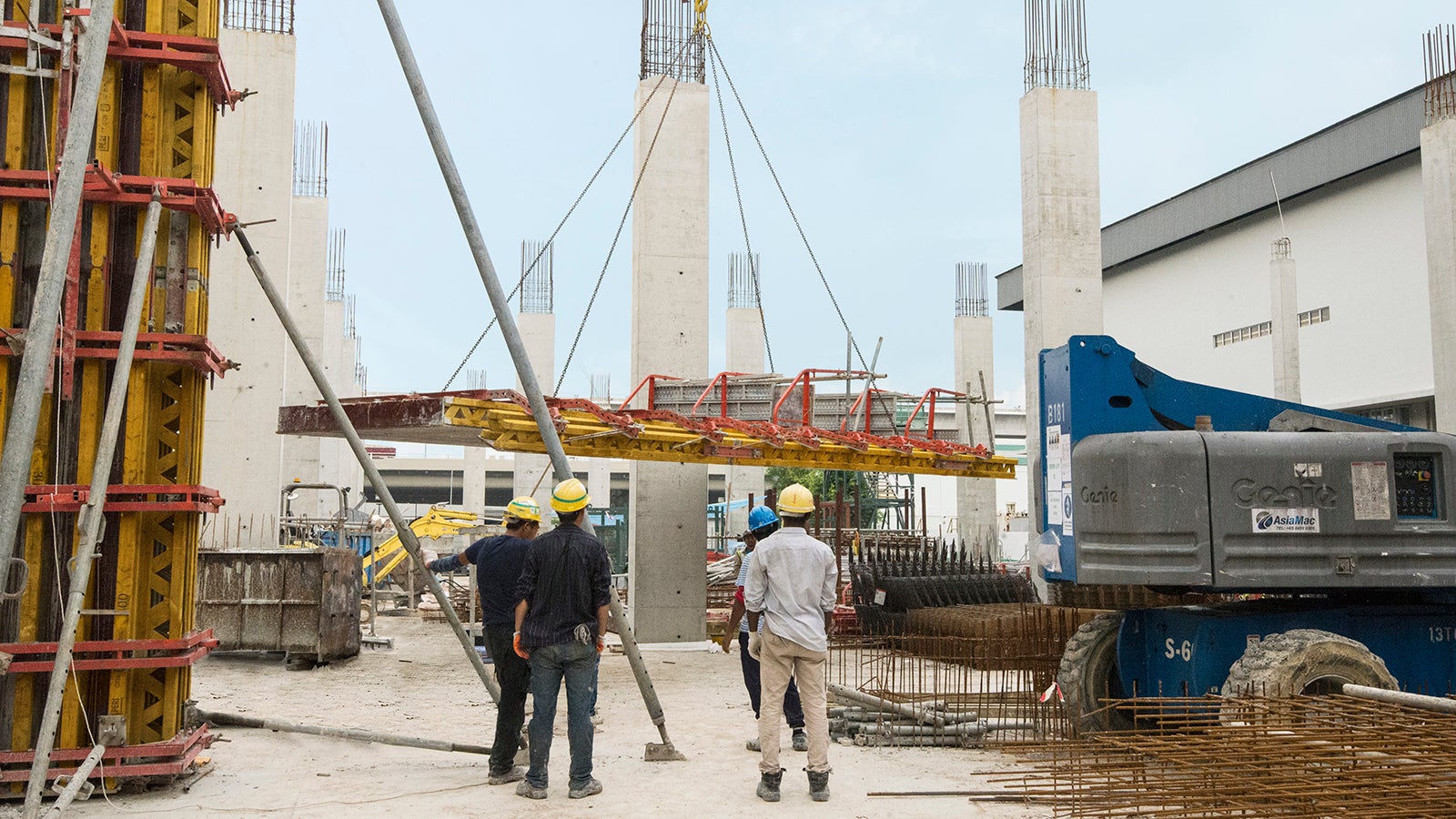 Lifting of VARIO GT 24 standard panels.