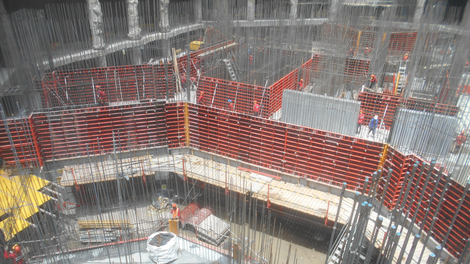 Con tiempos ajustados y zonas de trabajo estrechas, se requerían sistemas de encofrado que permitieran ciclos de trabajo óptimos,