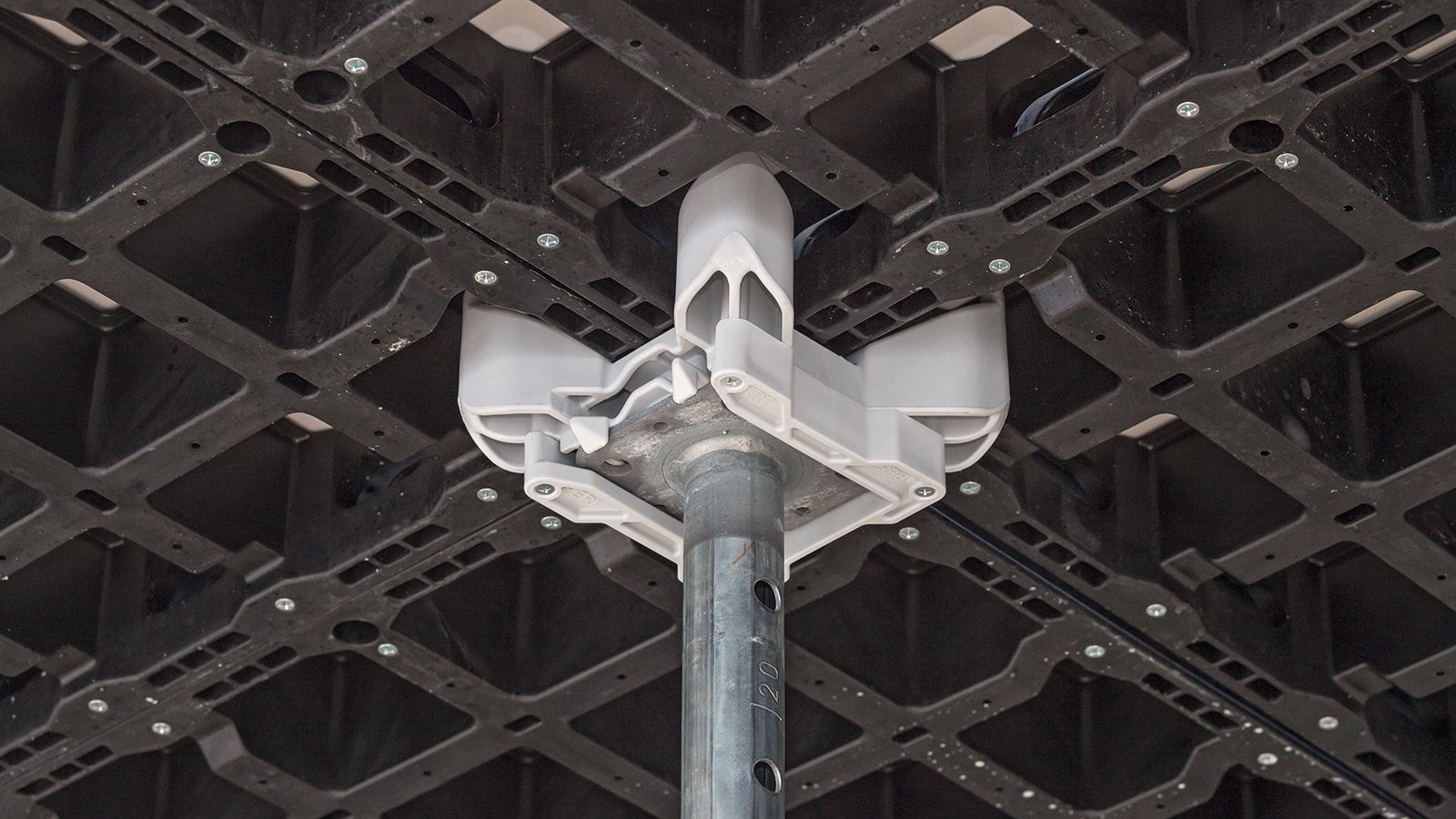 <p>Crane-free overhead forming with consistent concrete finish. Early stripping possible.</p><br/>