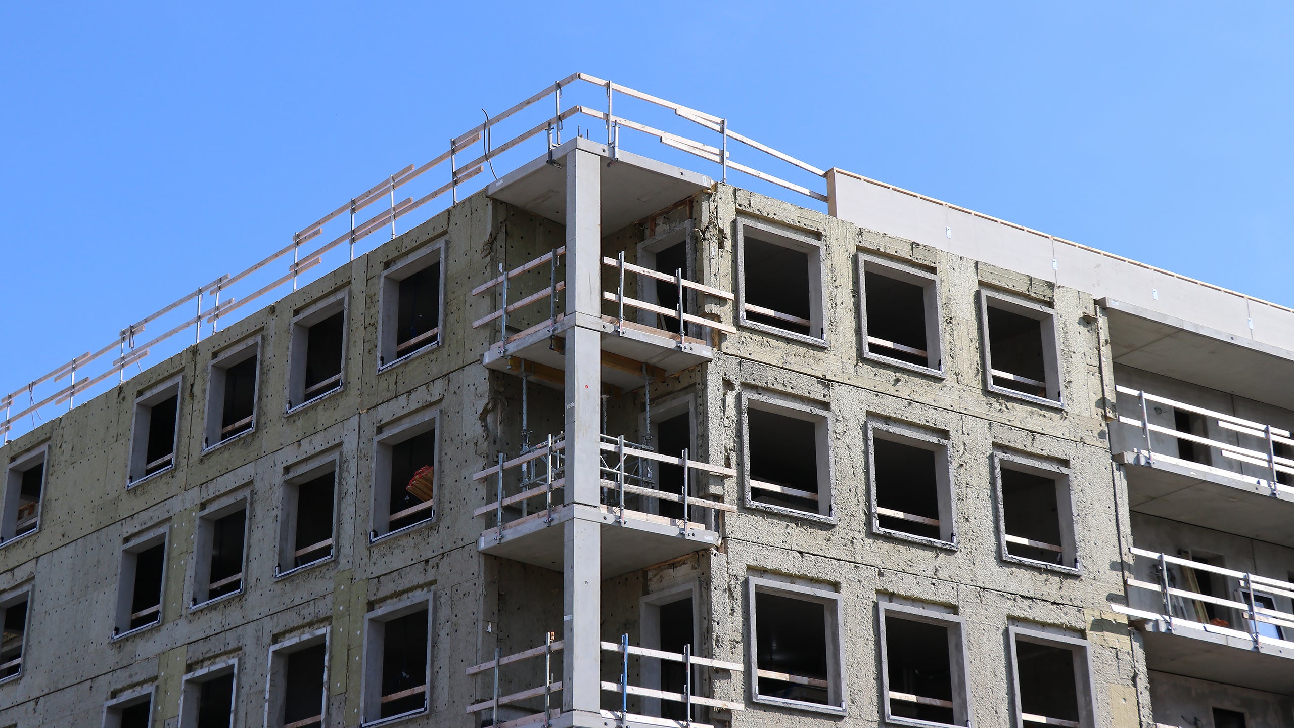 MAXIMO väggform, TRIO Housing, DUO väggform, MULTIPROP stämp, PEP 10 stämp och väggstöd RSF har använts i projektet<br/><br/>