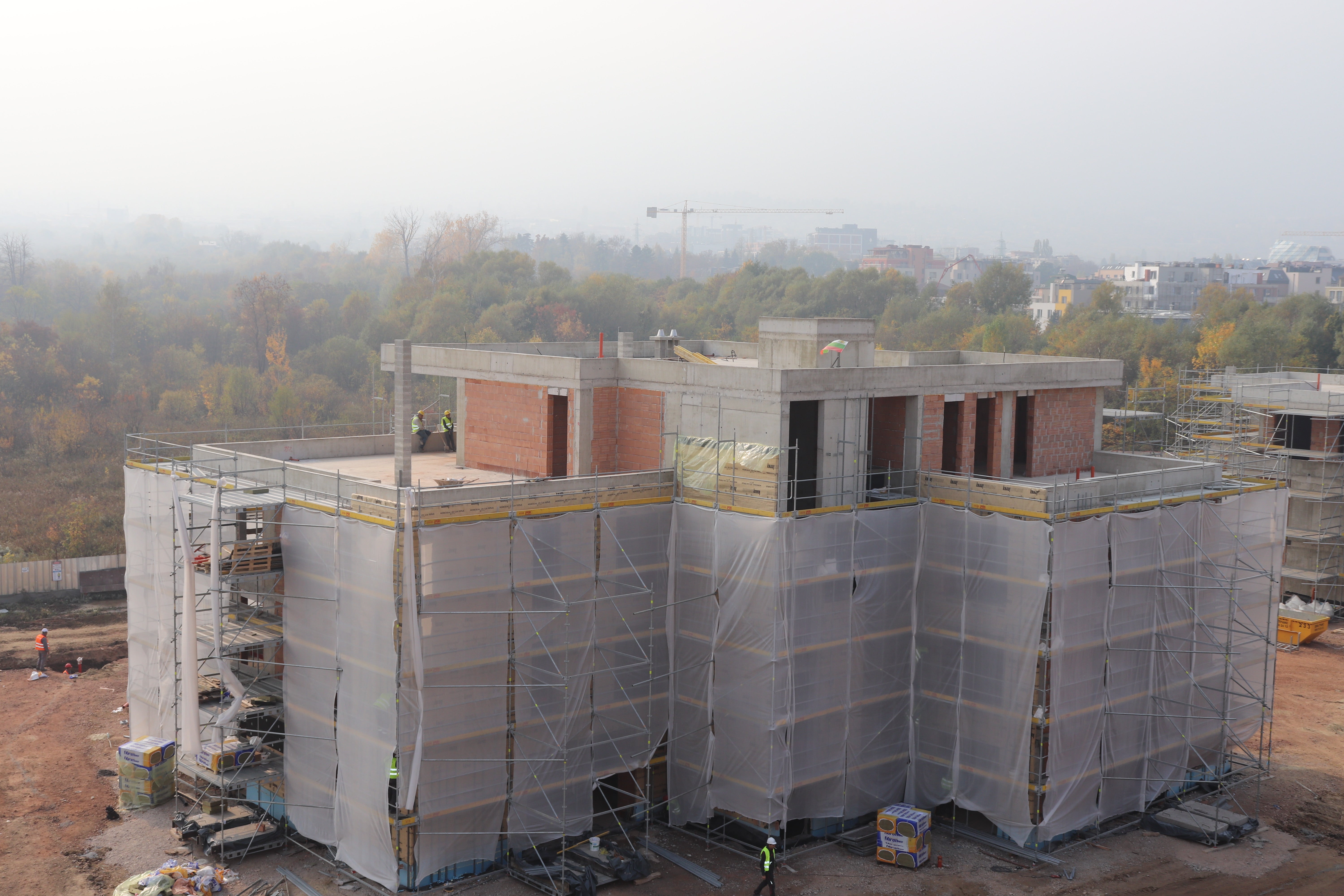 Фасадно скеле PERI UP Easy в комбинация с модулната система PERI UP Flex