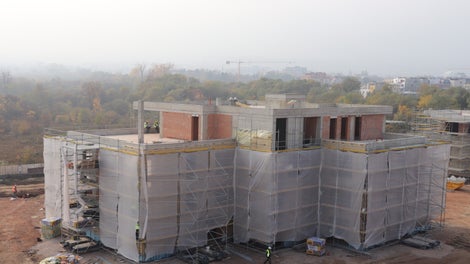 Фасадно скеле PERI UP Easy в комбинация с модулната система PERI UP Flex