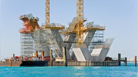 Ob an Land oder im Wasser: Mit PERI UP meistern Kunden seit jeher auch komplexere Gerüstaufgaben mit der Expertise und Unterstützung der PERI 