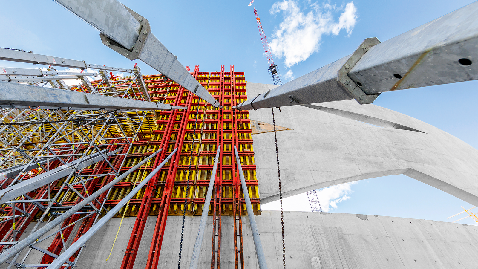 The curved shape with its openings made it impossible to reuse our panels. We therefore made customised panels for each section.