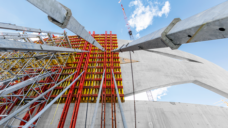 Die geschwungene Form mit den unterschiedlichen Aussparungen ließ nicht zu, unsere Schalungen wiederzuverwenden. Deshalb haben wir für jeden Abschnitt maßgeschneiderte Paneele angefertigt.