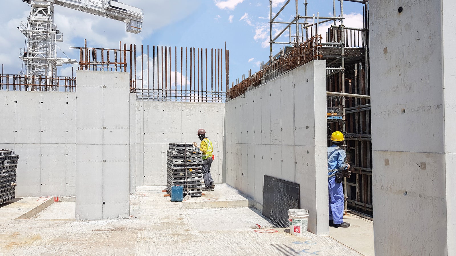 As the concrete hardly sticks to the panels, these can easily be released from the concrete during striking. This results in excellent surfaces.