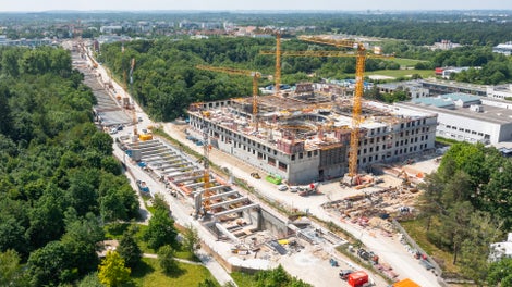 Zeitgleich und in unmittelbarer Nachbarschaft zur U6-Verlängerung realisiert LEONHARD WEISS am Campus Großhadern den Rohbau der neuen Universitätsklinik für Kinder- und Jugendmedizin.