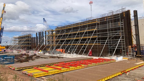 PERI UP Flex Modular Scaffolding provides secure access for reinforcement work before the tall wall formwork is positioned.