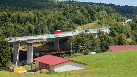 Während der Brückenbauarbeiten wird der Verkehr auf der Autobahn A81 im Baustellenbereich zwischen den Anschlussstellen Geisingen und Engen auf dem bereits fertiggestellten Überbau geführt.
