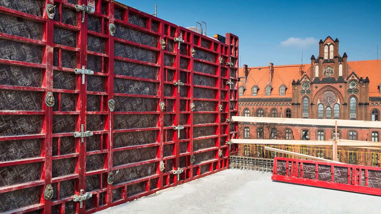 Regularny układ płyt deskowania dla ścian widokowych pokoi hotelowych