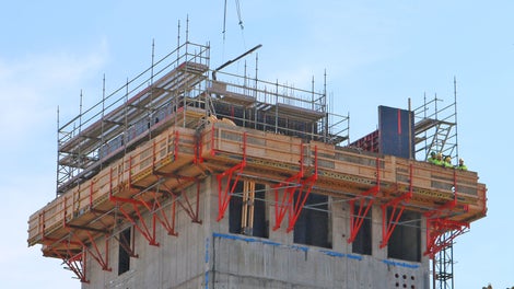 PERI CB-kiipeämiskonsoli takaa turvalliset työskentelyolosuhteet seinämuottien kanssa kaikissa korkeuksissa. 