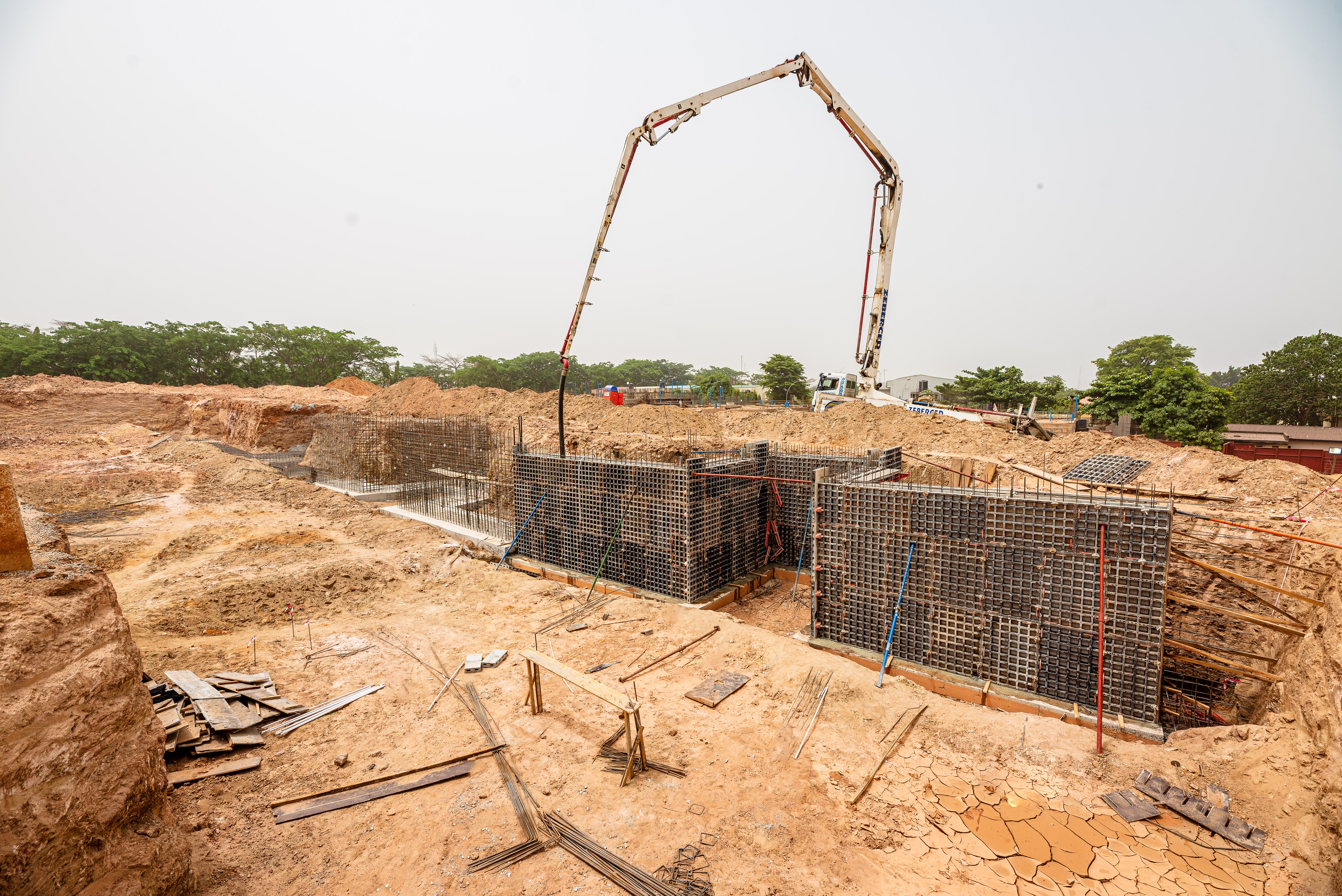 For a residential project, columns, lift walls, and retaining walls were built using the PERI DUO System. <br/><br/>The residential project featured two-story luxury homes with basements and additional facilities, enclosed by walls of 230mm in thickness and 3 meters in height.