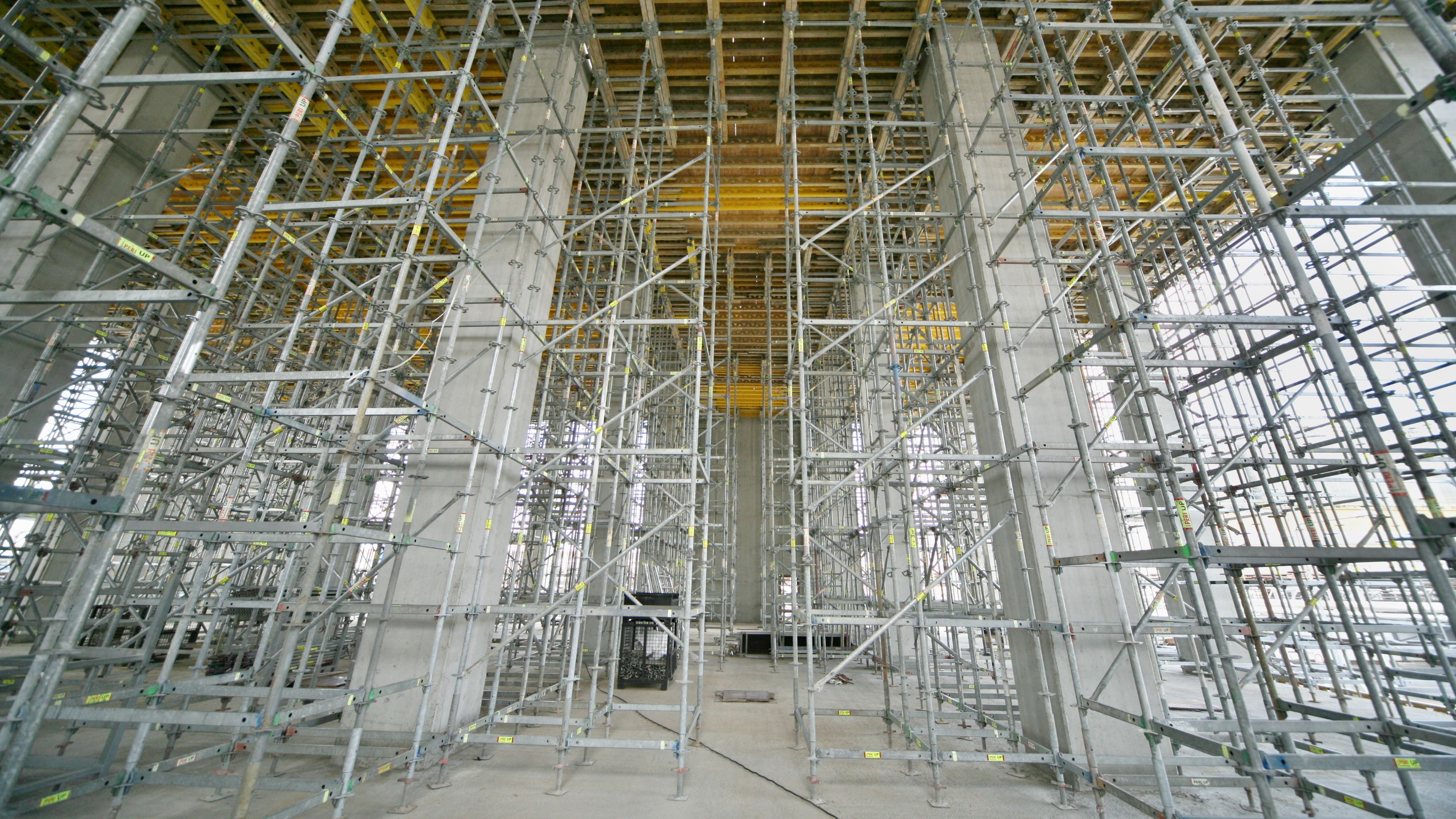 Podepření stropního bednění ve výšce 10 m systémem lešení PERI UP.