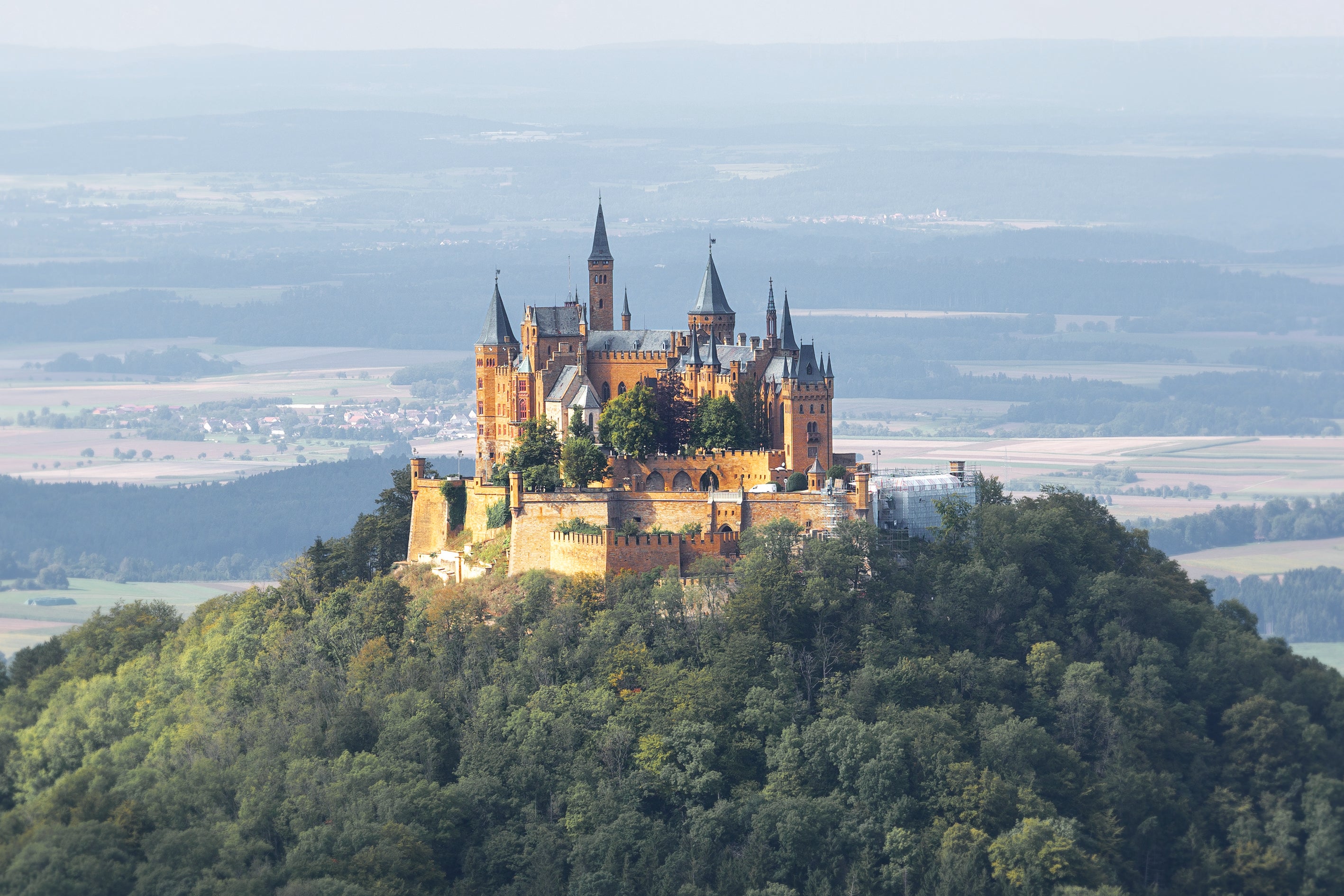 Geschichtsträchtige Burganlage mit einzigartiger Lage: Die Burg Hohenzollern, Stammsitz des preußischen Königshauses und der Fürsten von Hohenzollern, zieht jährlich Hunderttausende Besucher in ihren Bann.