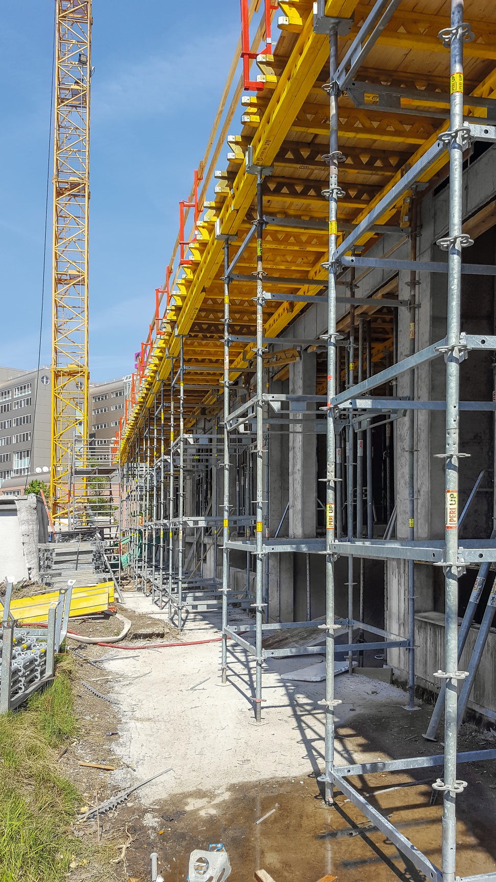 V miestach, kde svetlá výška stropov presahovala 6 m, bol použitý podperný systém PERI UP Flex.