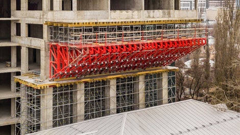 Основная сложность проекта заключалась в том, что строительство дома велось в буквальном смысле над другим зданием, которое расположено рядом и является объектом культурного наследия. Жилой дом выступает на 6 м и как будто накрывает сверху это здание. 