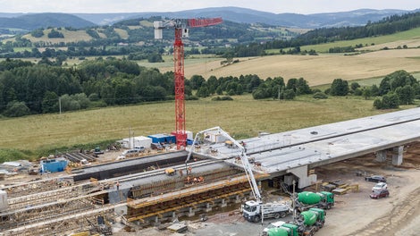 The Expressway S3 in western Poland, with a total length of 480.70 km, runs in a southerly direction from the port of Świnoujście to the border between Poland and the Czech Republic. PERI provided support for the section between Legnica and Lubawka. For the construction of the three bridge structures with two superstructures each, a comprehensive PERI solution proved to be the key to success and was greatly appreciated due to reduced material quantities and time-saving handling.