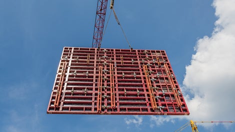 Liegend angeordnete MAXIMO Elemente MX 120x240 bildeten zusammen mit MX 120x120 Elementen großflächige, kranversetzbare Schalungseinheiten.