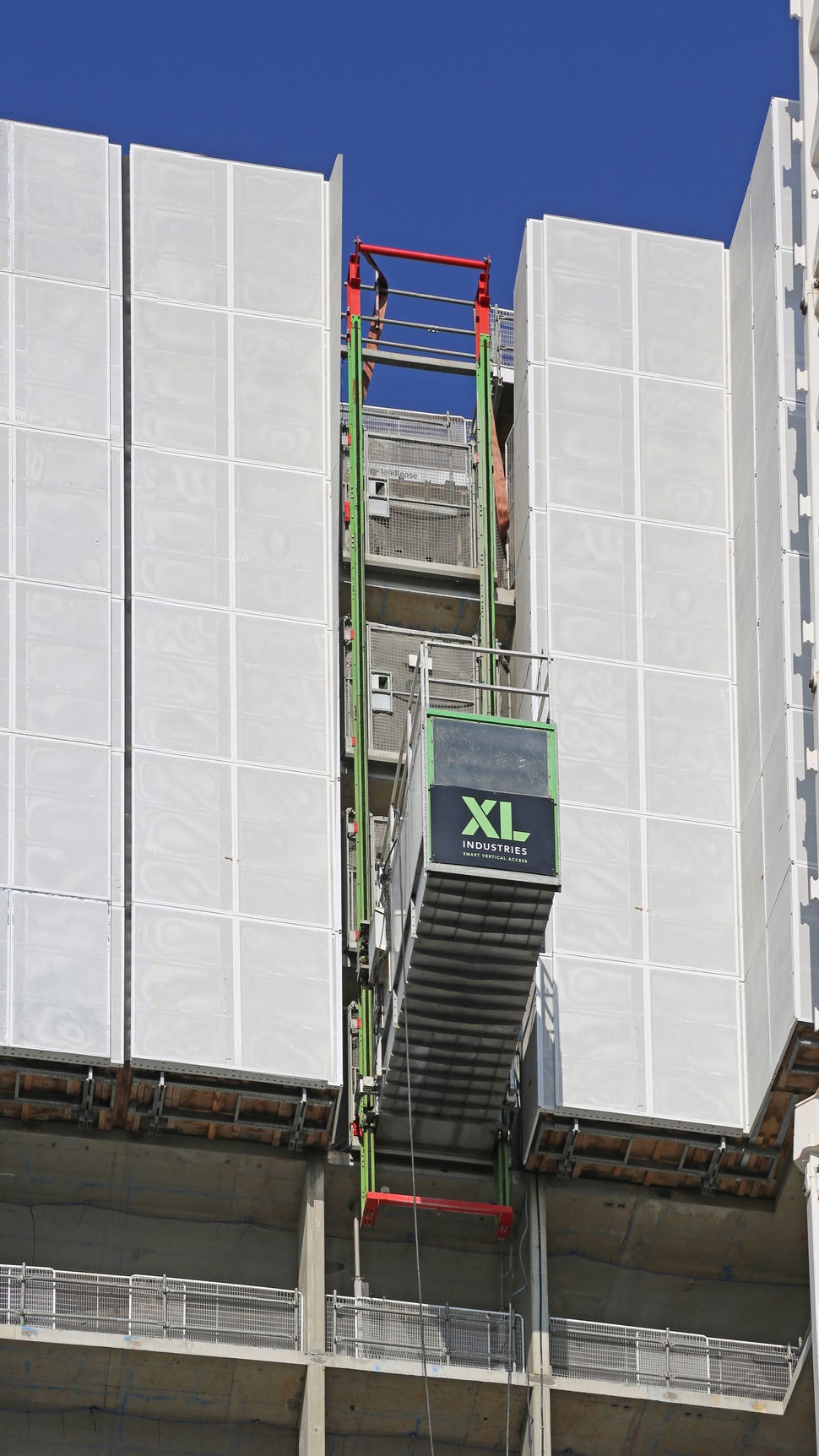The enclosed car allows full access to upper work zones, with built-in landing doors for safe operation.<br/><br/>Spanning across 24 metres and fitting within safety screens, the hoist is hooked onto the slabs using a simple pin and sleeve system.<br/><br/>The standard car supports 2500 kg or 25 persons.