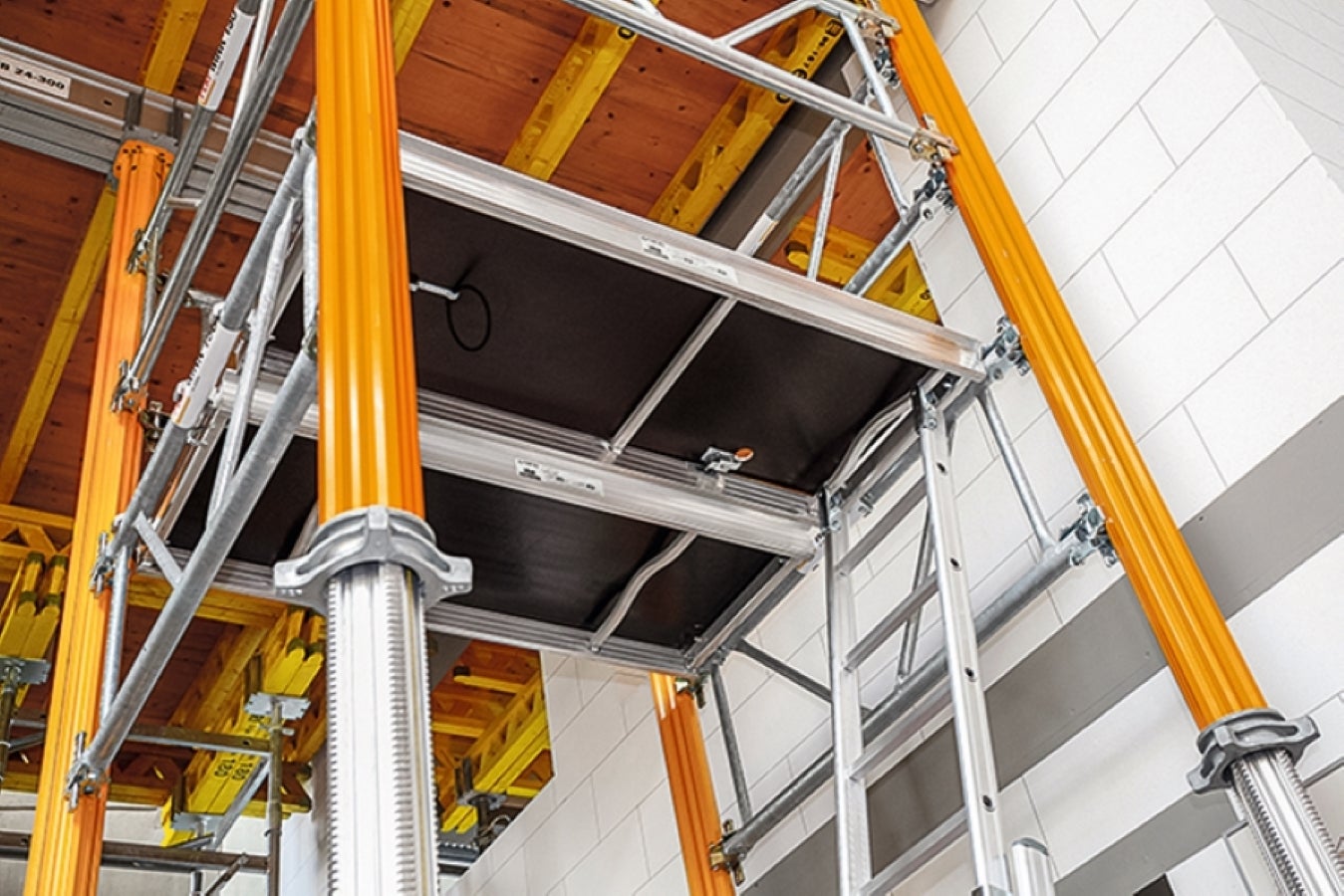 Positionnées sur les cadres et accessibles via une échelle télescopique.