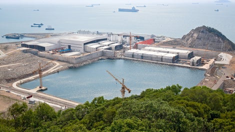 Os tubos de túnel acabados com comprimentos de 180 m são movidos da fábrica de campo para uma doca seca, vedados com anteparos e abaixados gradualmente para atingir o nível do mar. Os pontões estabilizam as seções do túnel durante as operações de reboque até o ponto de descida no Mar do Sul da China.