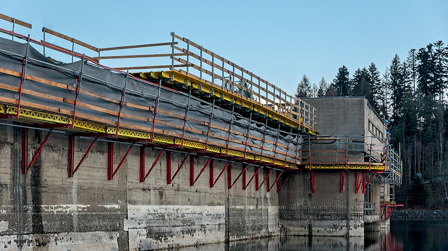 Konzolová lávka ze závor SRU a příhradových nosníků GT 24 pro obsluhu hráze.