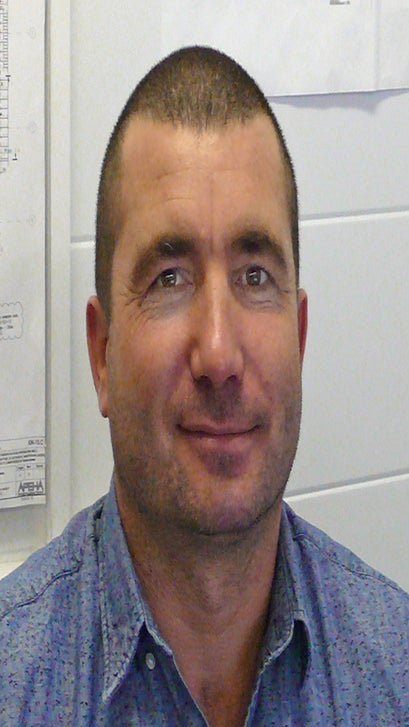 Опалубка и строительные леса этой компании удобны и экономичны в эксплуатации. Мы получили лицевой бетон и значительно сэкономили крановое время за счет перестановки лесов блоками по 15 метров. Более того, балочно-ригельная опалубка PERI легче металлической, и это позволило залить удаленные колонны краном небольшой грузоподъемности. Мы стояли перед выбором поставщика строительных лесов для возведения трехгранных колонн высотой 47 метров. Отдали предпочтение лесам PERI, и результат оправдал наши ожидания, мы остались довольны!