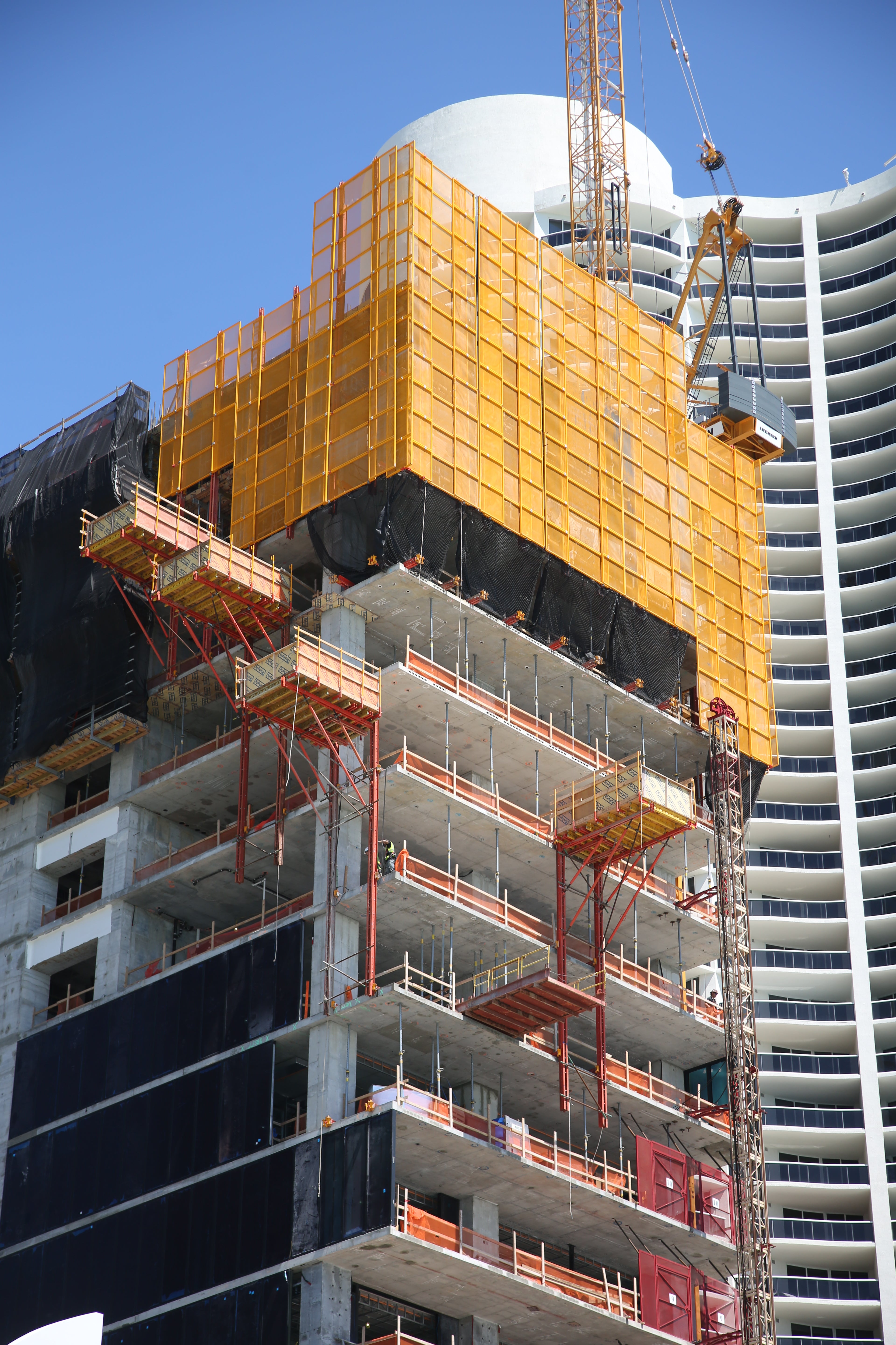 Climbing Perimeter protection screens such as PERI LPS are relatively new to the Miami market.